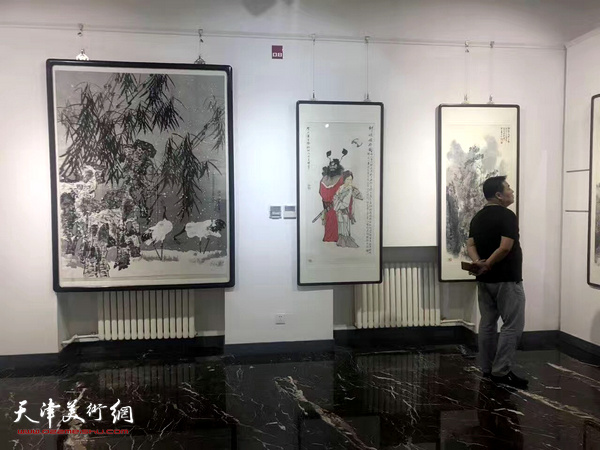 ，“天津日报美术馆馆藏书画展”布展完毕。