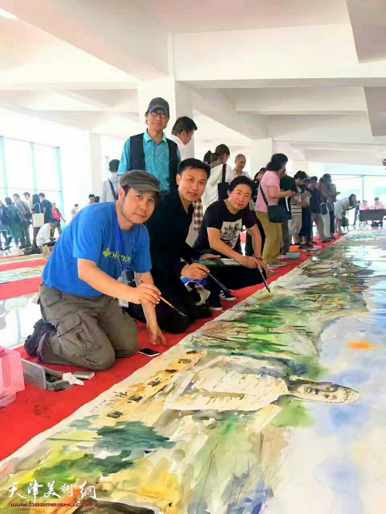 天津水彩画家参与绘制大型水彩长卷。
