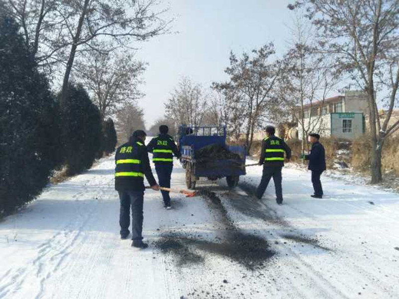     为保证农村道路出行安全兰州高新区建设和房产管理局组织连搭