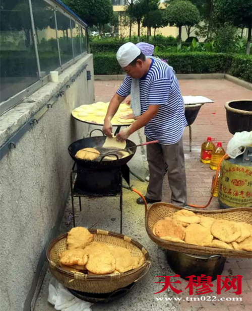 组图:天津北辰区天穆村回民群众迎来开斋节